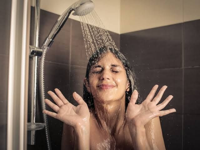 Seorang wanita mandi dengan air dingin